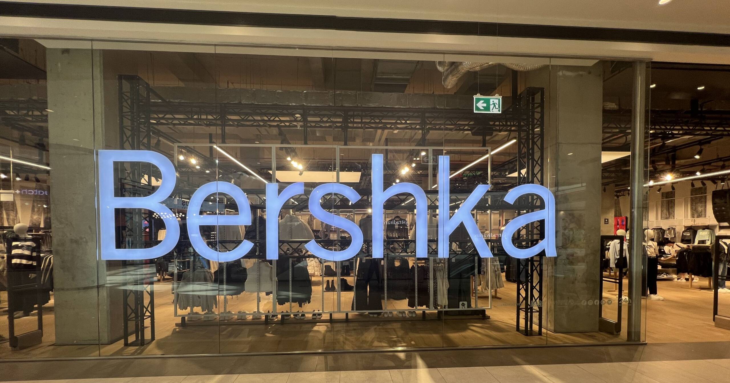 BERSHKA-PIAZZA-AVM1